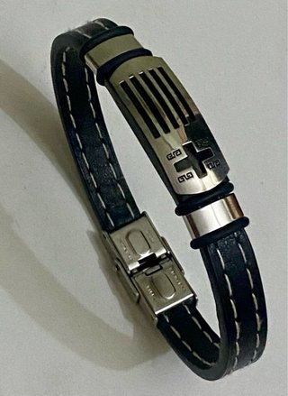 Pulsera de cuero y acero con cruz.