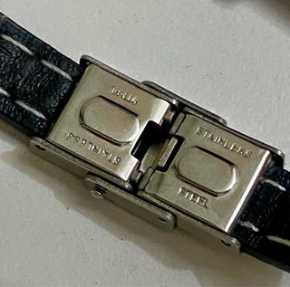 Pulsera de cuero y acero con cruz.