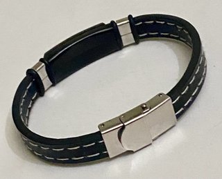 Pulsera de cuero y acero con cruz.