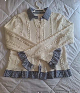 Chaqueta tejida con cuello y volantes.