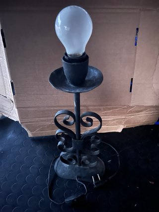 Lámpara de mesa de metal forja negra