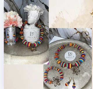 Collana e orecchini colorati con ciondolo fiore