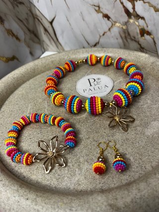 Collana e orecchini colorati con ciondolo fiore