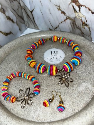 Collana e orecchini colorati con ciondolo fiore