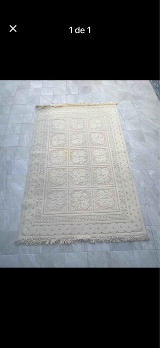 Alfombra beige y blanca de tela