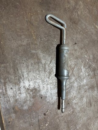 Engrasadora antigua de metal