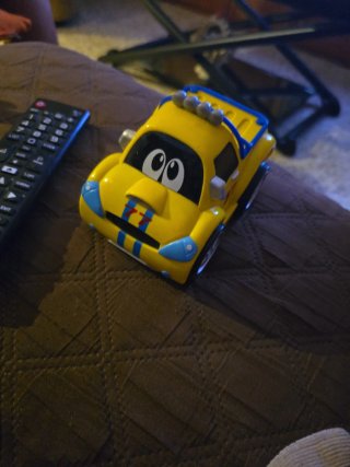 Coche de juguete amarillo CHICO