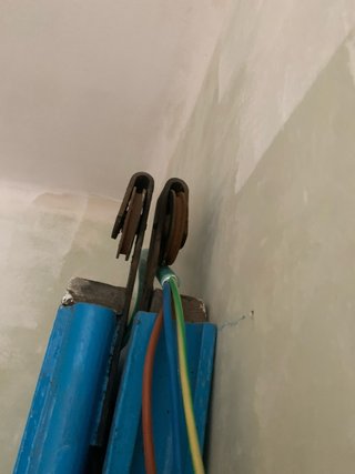 Porta doble corredera blava amb làmines.