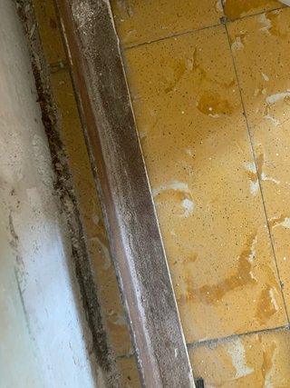 Porta doble corredera blava amb làmines.