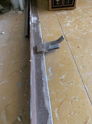 Porta doble corredera blava amb làmines.