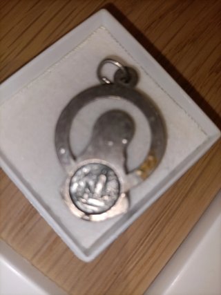 Medalla de la Virgen de Lourdes