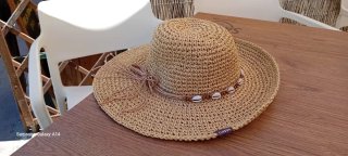 Sombrero de playa de rafia con conchas