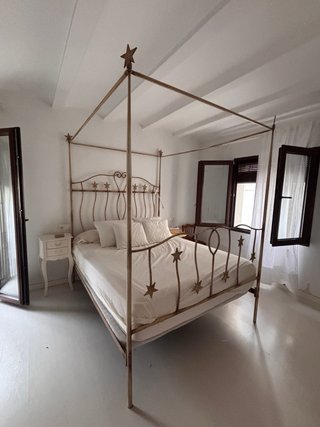 Cama dosel forja artesanal estrellas doradas