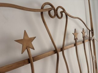Cama dosel forja artesanal estrellas doradas