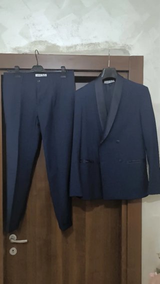 Abito uomo doppiopetto con revers in raso.