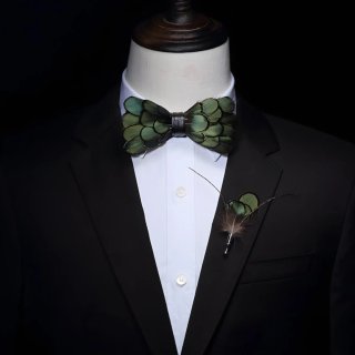 Pajarita y broche de plumas verdes