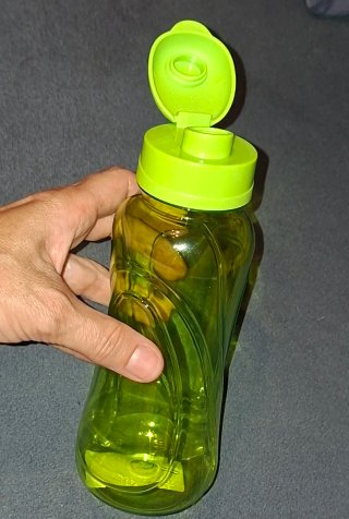 Botella de agua verde con asa