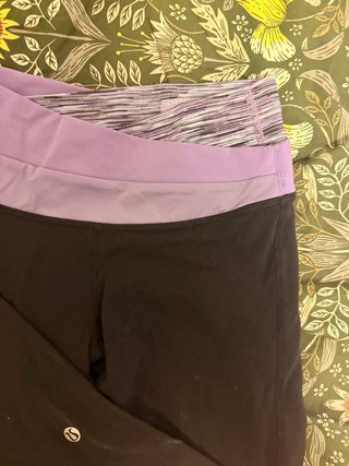 Pantalones deportivos negros y morados
