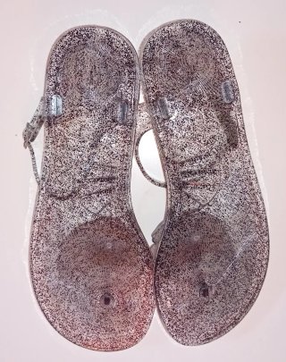 Sandalias transparentes con flor