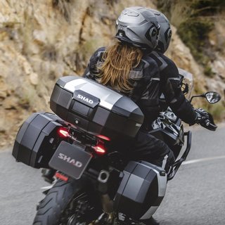 Baul maleta trasera para moto acabado en E268