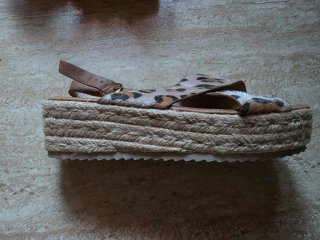 Sandalias de cuña con estampado animal
