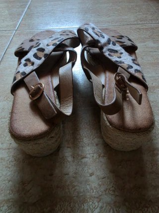 Sandalias de cuña con estampado animal