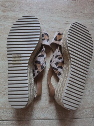 Sandalias de cuña con estampado animal