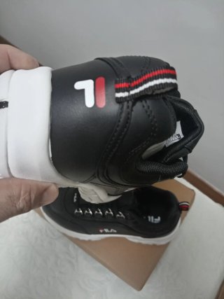 Zapatillas Fila Talla 39 Negras y Blancas