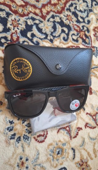 Occhiali da sole Ray-Ban neri polarizzati