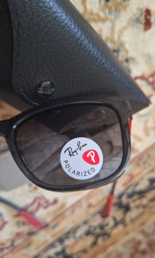 Occhiali da sole Ray-Ban neri polarizzati