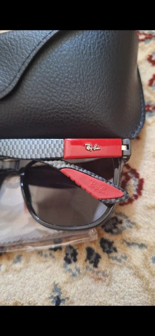 Occhiali da sole Ray-Ban neri polarizzati