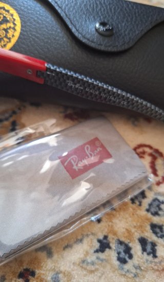 Occhiali da sole Ray-Ban neri polarizzati
