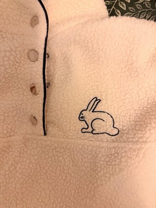 Jersey blanco con bordado de conejo