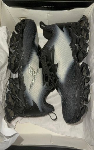 Zapatillas deportivas negras y grises