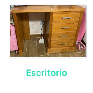 Escritorio de madera con cajones