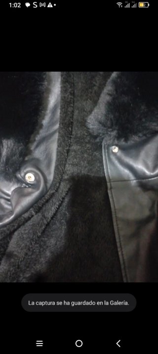 Abrigo negro con detalles de pelo