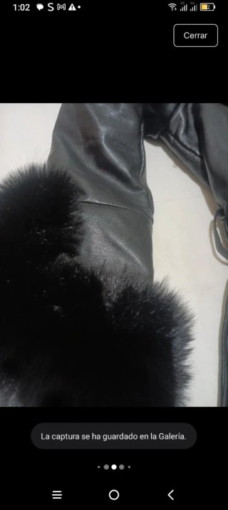 Abrigo negro con detalles de pelo