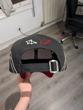 Gorra New Era Duki Negra y Roja