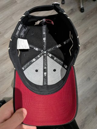 Gorra New Era Duki Negra y Roja