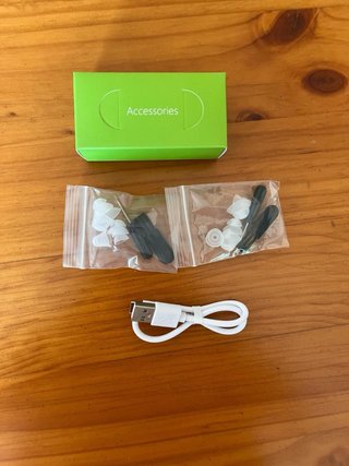 Cascos inalámbricos beige y blancos