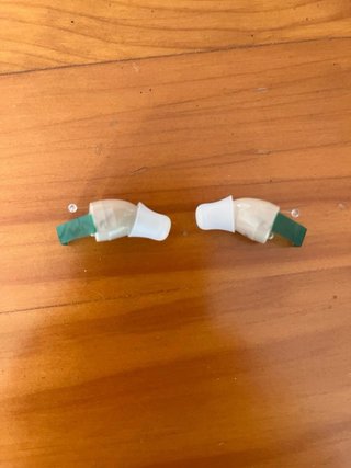 Cascos inalámbricos beige y blancos