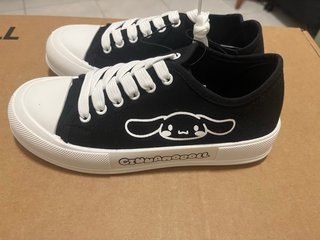 Zapatillas Negras con Dibujo Blanco