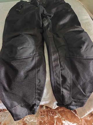 Pantalones de moto negros con tirantes