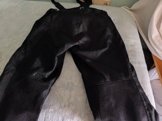 Pantalones de moto negros con tirantes