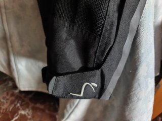 Pantalones de moto negros con tirantes