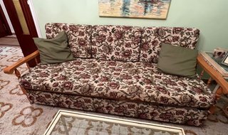 Sofá cama floral con cajon .