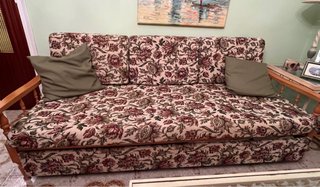 Sofá cama floral con cajon .