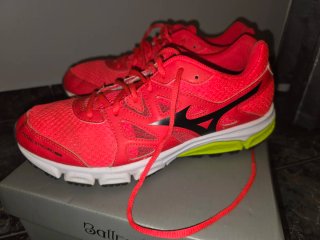 Zapatillas Mizuno Fucsia fuerte y Blancas