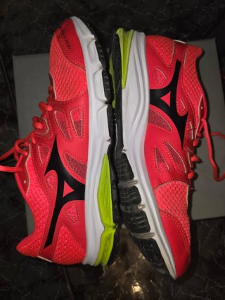 Zapatillas Mizuno Fucsia fuerte y Blancas