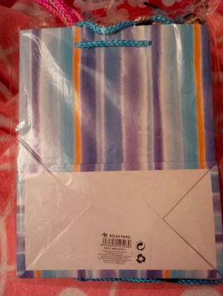 Bolsas de regalo con flores y rayas
